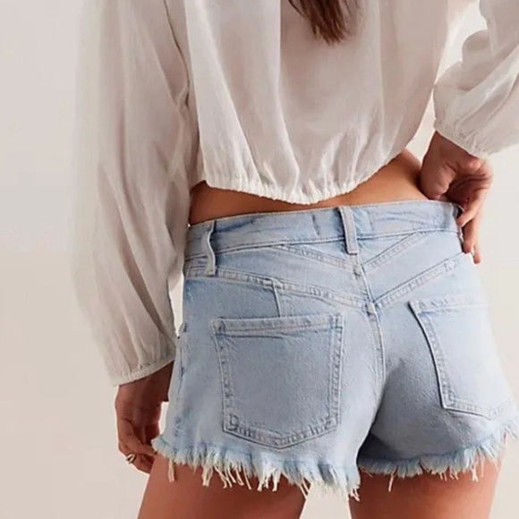 We The Free Pants - Free People cutoffs | We The Free CRVY High Voltage Short | Curvy jean shorts